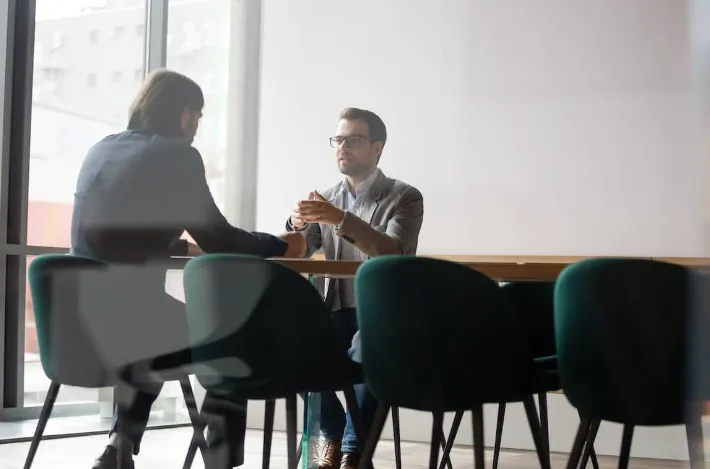 Kto zatrudnia agentów zaopatrzenia — profile nabywców i matryca decyzyjna